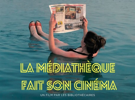Jeune fille au milieu de l'eau en train de lire un journal avec dessous le titre 