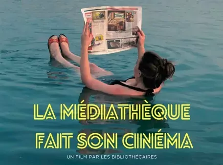 Jeune fille au milieu de l'eau en train de lire un journal avec dessous le titre 