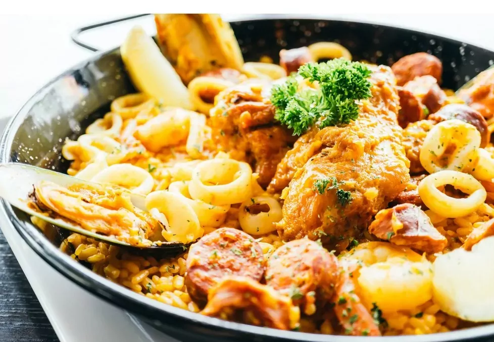 morceaux de poulet et riz présentés dans un grand plat familial