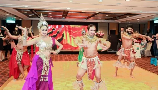 Danseurs sri lankais en tenue traditionnelle