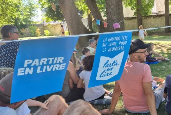 Guirlande de fanion en gros plan sur laquelle il est écrit 