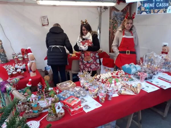 APE René cassin avec un stand au village de Noël de Jaunay-Marigny en décembre