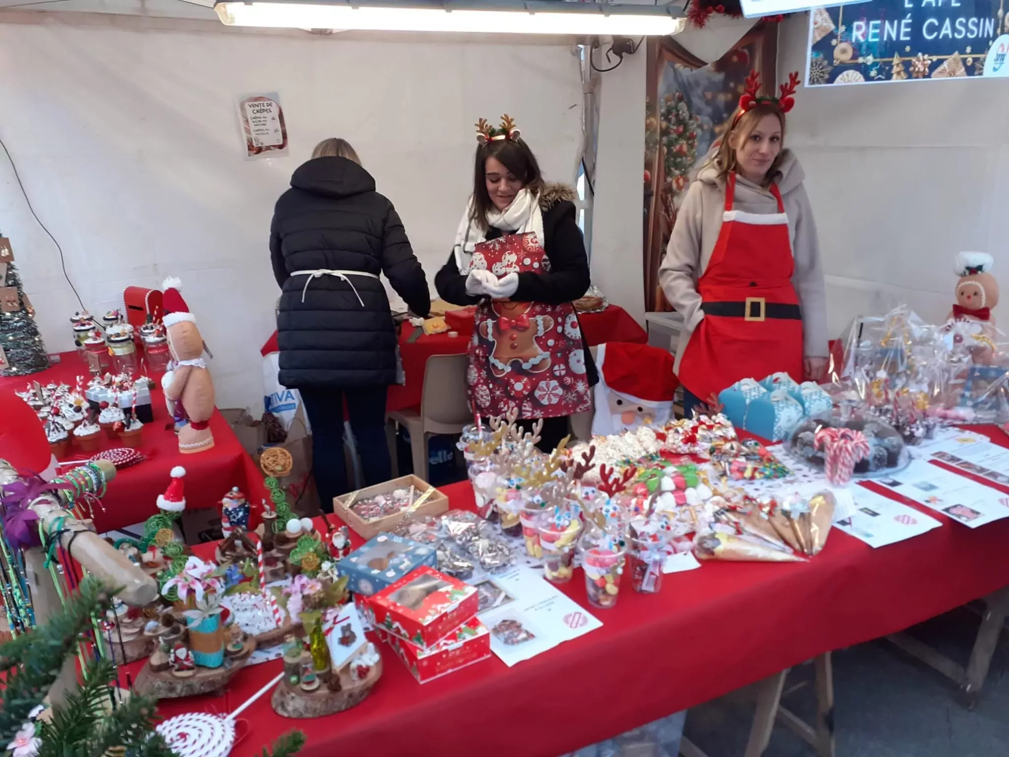 APE René cassin avec un stand au village de Noël de Jaunay-Marigny en décembre