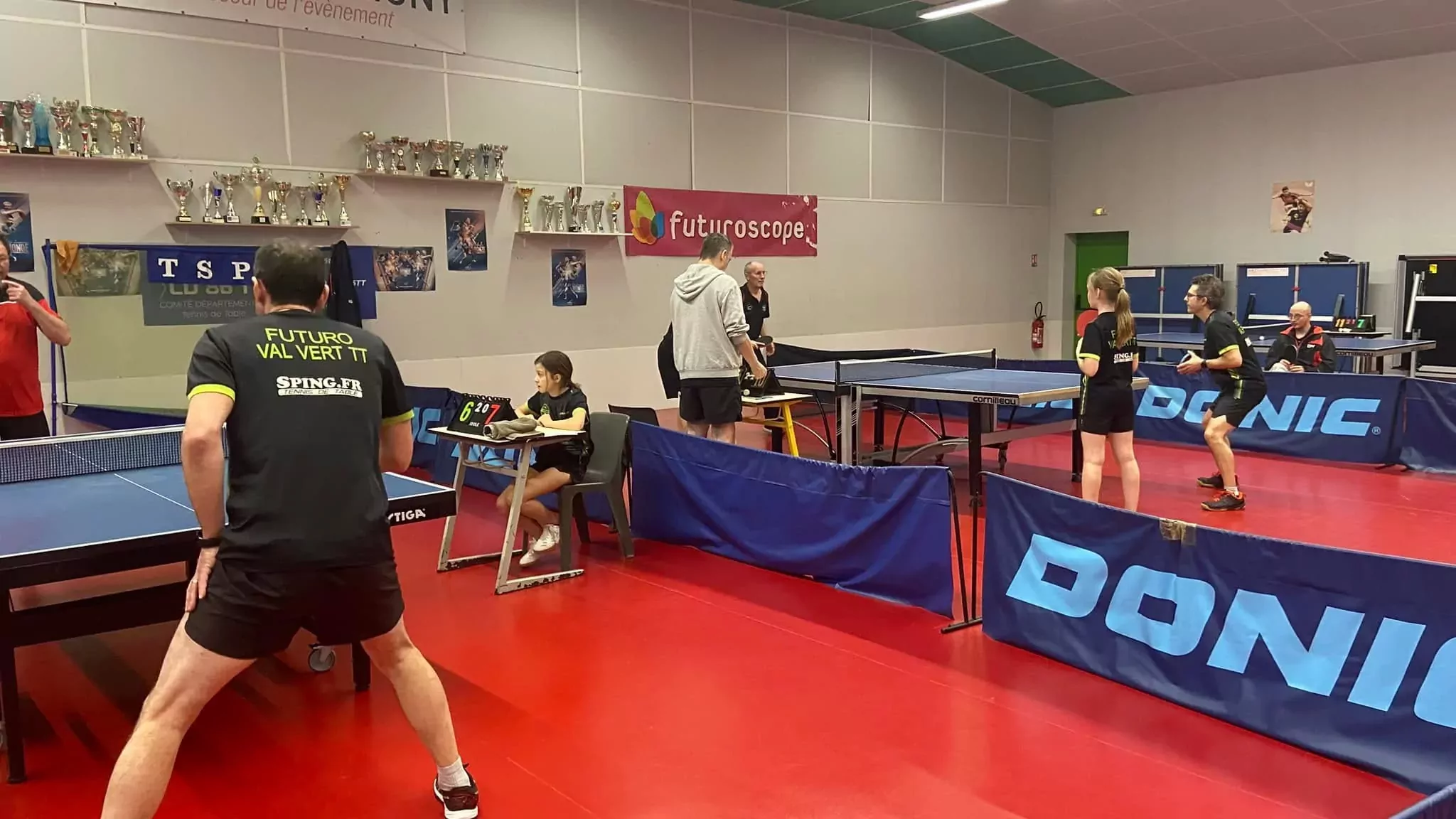 Joueurs de tennis de table en train de s'affronter dansx la halla de tennis de table de Jaunay-Marigny