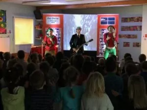 spectacle offert aux enfants de l'école jacques prévert par l'ape la méningerie