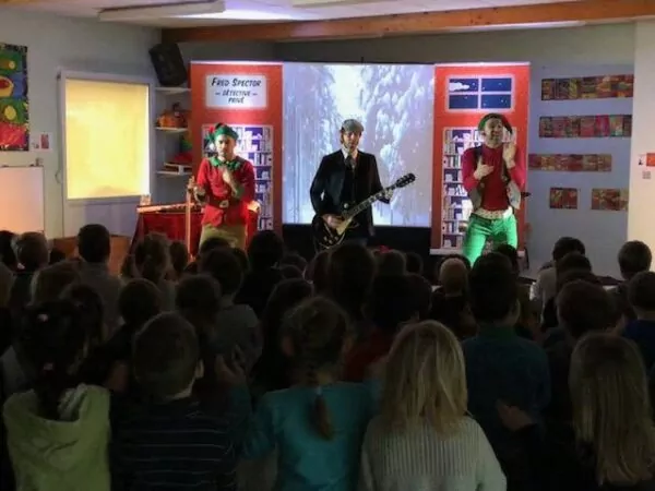 spectacle offert aux enfants de l'école jacques prévert par l'ape la méningerie