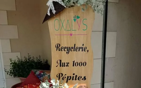 Totem en bois avec l'inscription 