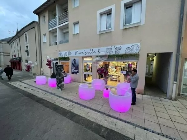 Afterwork organisé par la boutique Mamzelle K à l'occasion d'Octobre Rose en 2024. Devanture du magasin avec petits salons roses