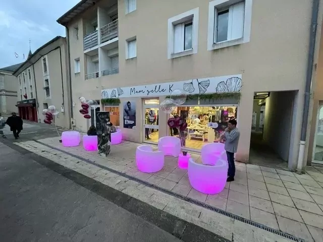 Afterwork organisé par la boutique Mamzelle K à l'occasion d'Octobre Rose en 2024. Devanture du magasin avec petits salons roses