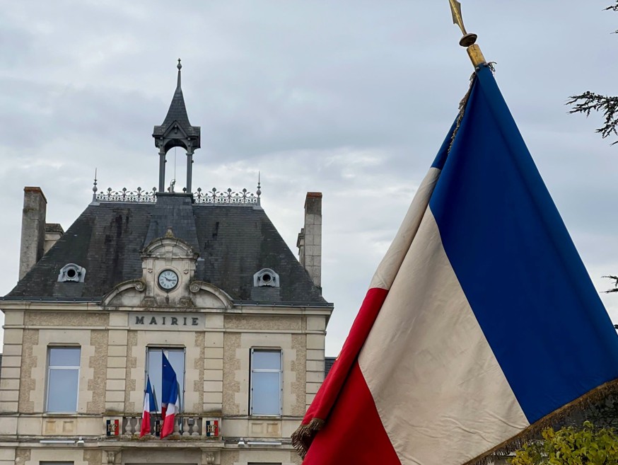 Drapeau français au premier plan avec en arrière plan la Mairie de Jaunay-Marigny